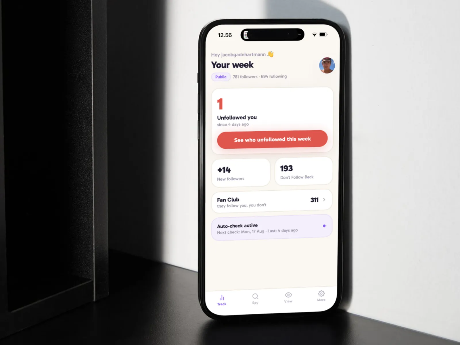 UnfollowCheck-appen på en iPhone med ugens overblik over unfollowers og nye følgere